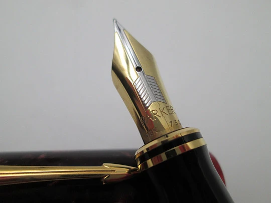Parker Duofold Centennial. Resina marmolizada borgoña y chapados oro. 1990 Parker Duofold Centennial. Resina marmolizada borgoña y chapados oro. 1990