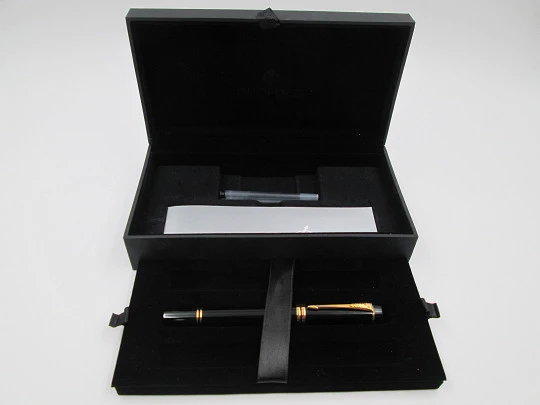 Parker Duofold International. Black resin & gold plated details. 2005