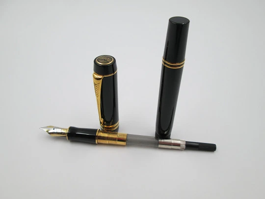 Parker Duofold International. Black resin & gold plated details. 2005