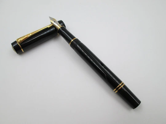 Parker Duofold International. Black resin & gold plated details. 2005