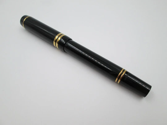 Parker Duofold International. Black resin & gold plated details. 2005