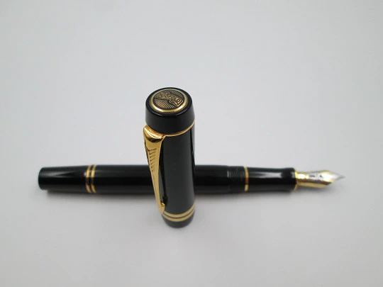 Parker Duofold International. Black resin & gold plated details. 2005