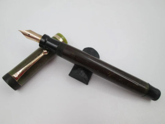 Parker Duofold Lucky Curve. Celuloide verde y chapados oro. Carga botón. EEUU. 1920