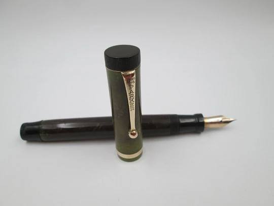 Parker Duofold Lucky Curve. Celuloide verde y chapados oro. Carga botón. EEUU. 1920