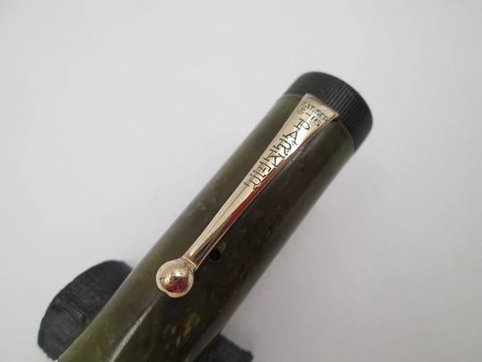 Parker Duofold Lucky Curve. Celuloide verde y chapados oro. Carga botón. EEUU. 1920