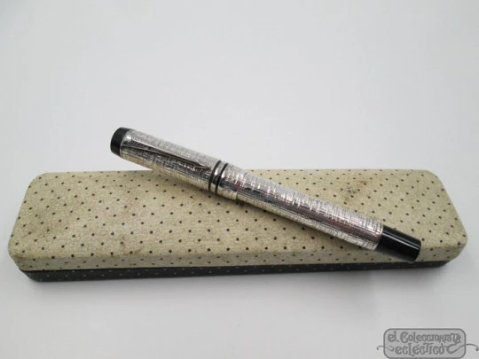 Parker Duofold Presidential Esparto. Sterling silver & black resin. 18K. UK