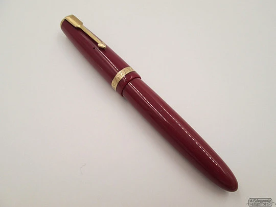 Parker Duofold. 1950's. Red plastic. 14K gold nib. United Kingdom