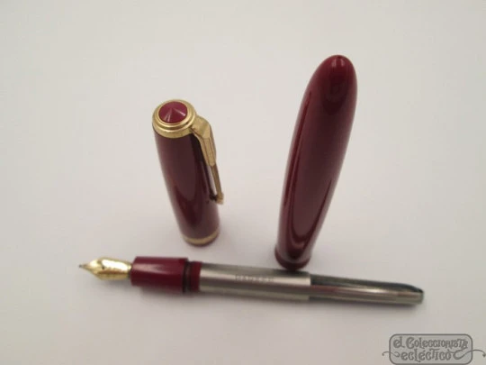 Parker Duofold. 1950's. Red plastic. 14K gold nib. United Kingdom