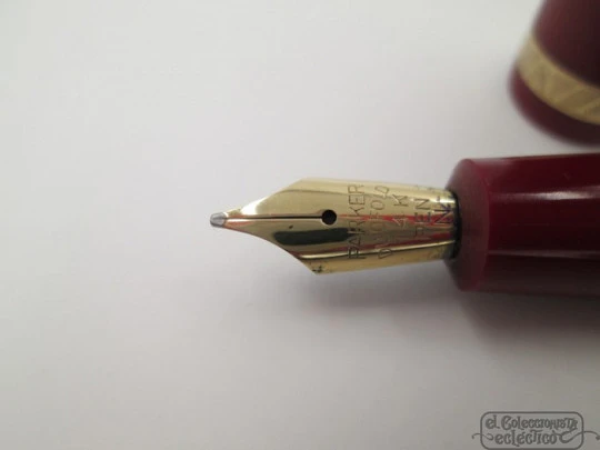 Parker Duofold. 1950's. Red plastic. 14K gold nib. United Kingdom