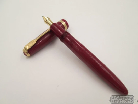 Parker Duofold. 1950's. Red plastic. 14K gold nib. United Kingdom