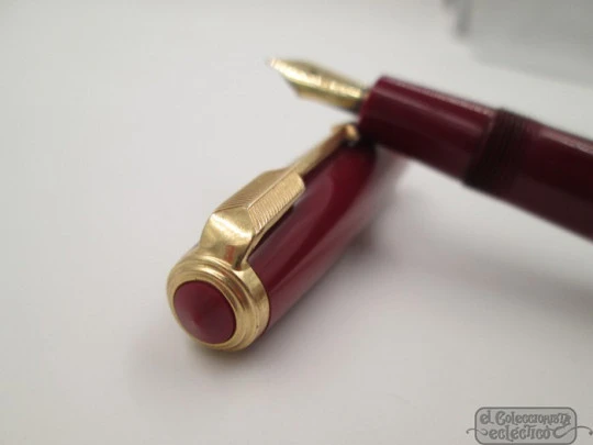 Parker Duofold. 1950's. Red plastic. 14K gold nib. United Kingdom