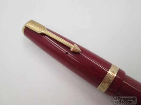 Parker Duofold. 1950's. Red plastic. 14K gold nib. United Kingdom