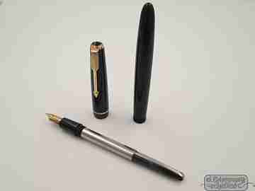 Parker Duofold. 1960's. Black plastic. Gold-plated. 14K nib