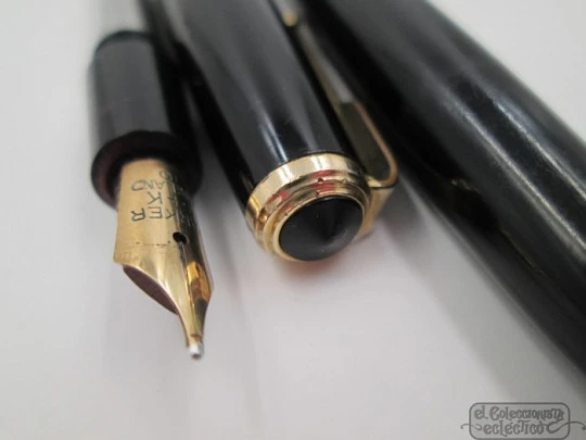 Parker Duofold. 1960's. Black plastic. Gold-plated. 14K nib