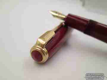 Parker Duofold. Años 50. Plástico rojo. Plumín 14K. Reino Unido