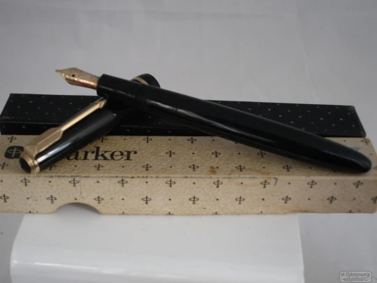 Parker Duofold. Años 60. UK. Oro 14K. Plástico negro. Estuche