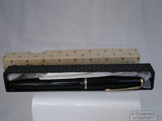 Parker Duofold. Años 60. UK. Oro 14K. Plástico negro. Estuche