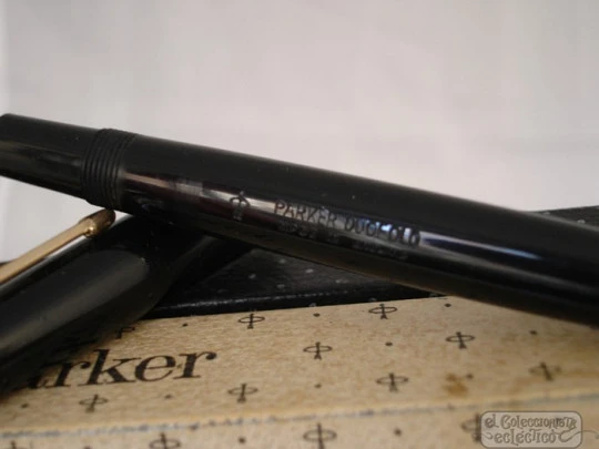 Parker Duofold. Años 60. UK. Oro 14K. Plástico negro. Estuche