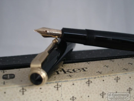 Parker Duofold. Años 60. UK. Oro 14K. Plástico negro. Estuche