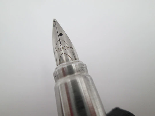 Parker E.III fountain pen. Pink lacquer and silver plated metal. Steel nib. England. 2010's