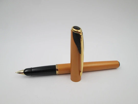 Parker Inflection fountain pen. Orange yellow lacquer & gold plated. Box. UK. 2000's