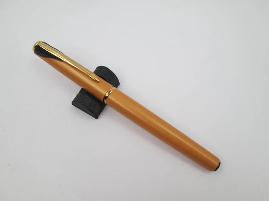 Parker Inflection fountain pen. Orange yellow lacquer & gold plated. Box. UK. 2000's