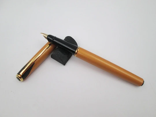 Parker Inflection fountain pen. Orange yellow lacquer & gold plated. Box. UK. 2000's