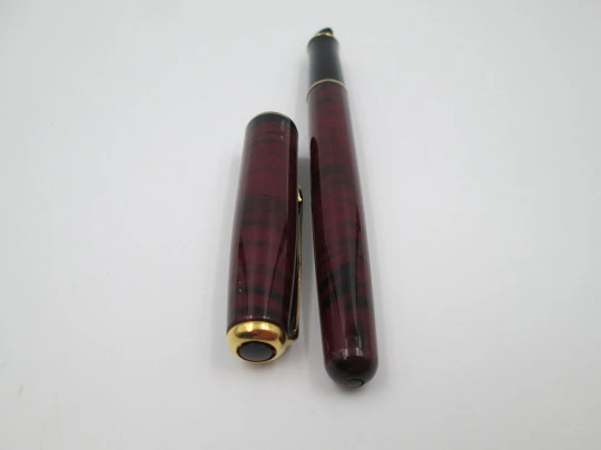 Parker Sonnet fountain pen. Red / black lacquer & gold plated. Box. France. 1988