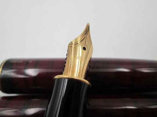 Parker Sonnet fountain pen. Red / black lacquer & gold plated. Box. France. 1988