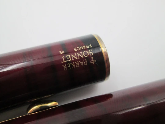 Parker Sonnet fountain pen. Red / black lacquer & gold plated. Box. France. 2000's