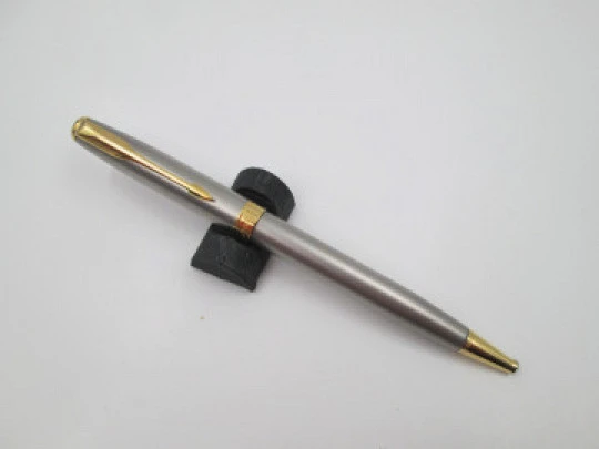 Parker Sonnet III ballpoint pen. Brushed steel & gold plated. Twist system. France. 2000's