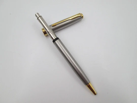 Parker Sonnet III ballpoint pen. Brushed steel & gold plated. Twist system. France. 2000's