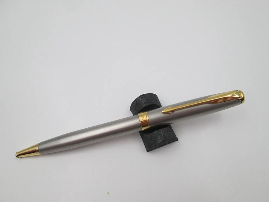 Parker Sonnet III ballpoint pen. Brushed steel & gold plated. Twist system. France. 2000's