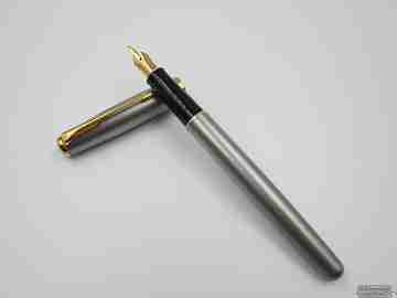 Parker Sonnet. Acero inoxidable y chapados oro. 2002. Francia