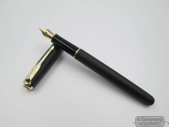 Parker Sonnet. Black lacquer & gold plated. 1990. 18k gold nib