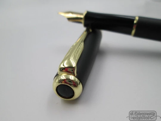 Parker Sonnet. Laca negra y chapados oro. 1990. Plumín oro 18K