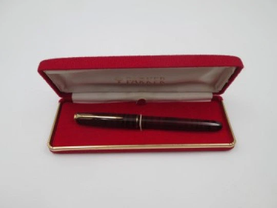 Parker Sonnet. Metal lacado rojo negro y detalles dorados. Estuche. Francia. 1988