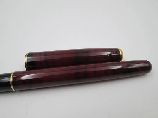 Parker Sonnet. Metal lacado rojo negro y detalles dorados. Estuche. Francia. 1988