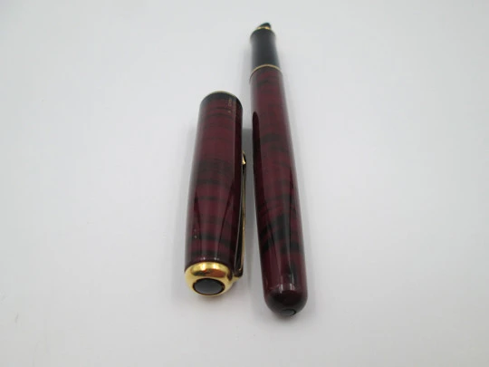 Parker Sonnet. Metal lacado rojo negro y detalles dorados. Estuche. Francia. 1988