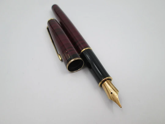 Parker Sonnet. Metal lacado rojo negro y detalles dorados. Estuche. Francia. 1988