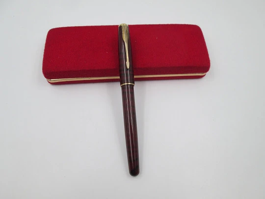 Parker Sonnet. Metal lacado rojo negro y detalles dorados. Estuche. Francia. 1988