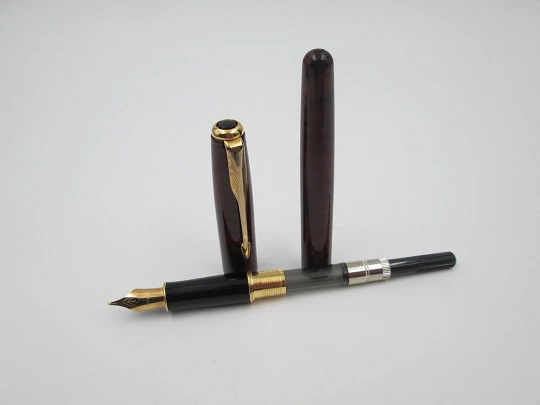 Parker Sonnet. Metal lacado rojo negro y detalles dorados. Estuche. Francia. 1988