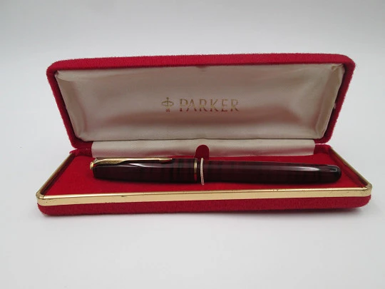 Parker Sonnet. Metal lacado rojo negro y detalles dorados. Estuche. Francia. 1988