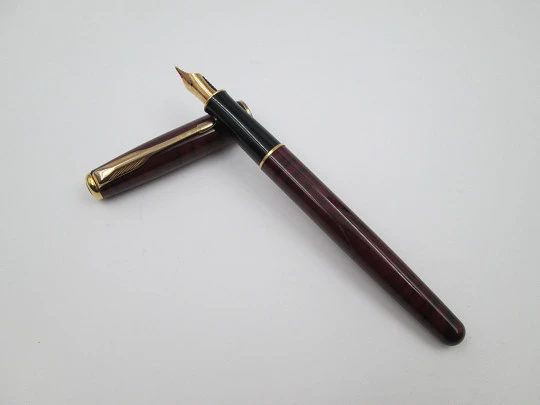 Parker Sonnet. Metal lacado rojo negro y detalles dorados. Estuche. Francia. 1988