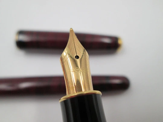 Parker Sonnet. Metal lacado rojo negro y detalles dorados. Estuche. Francia. 1988