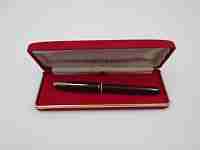 Parker Sonnet. Metal lacado rojo negro y detalles dorados. Estuche. Francia. 2000