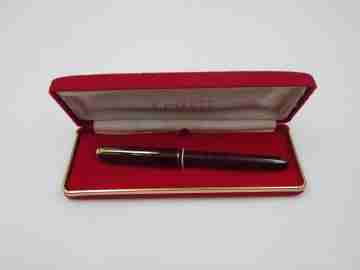 Parker Sonnet. Metal lacado rojo negro y detalles dorados. Estuche. Francia. 2000
