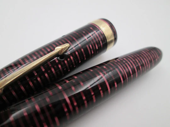 Parker Vacumatic. Burgundy and black celluloid. Golden details. 14K gold nib