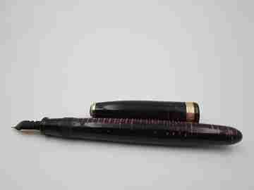 Parker Vacumatic. Burgundy and black celluloid. Golden details. 14K gold nib