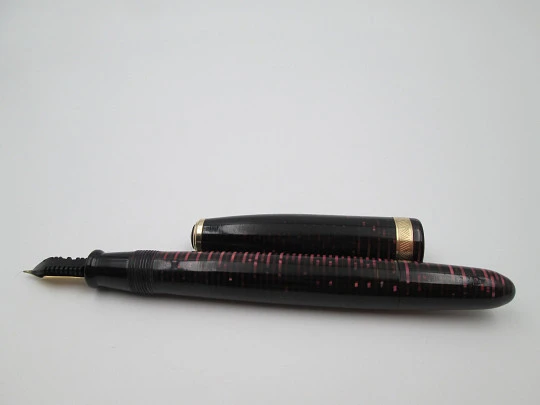 Parker Vacumatic. Burgundy and black celluloid. Golden details. 14K gold nib